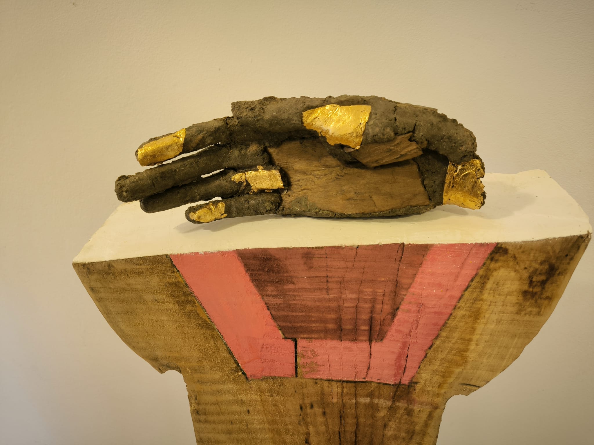 Mogoșanu — Mână binecuvântată, pământ, lemn, foiță de aur, 40×50 cm